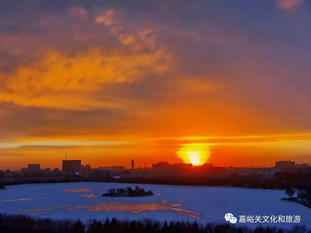 日月轮_月轮鹦鹉_皎皎空中孤月轮的上一句