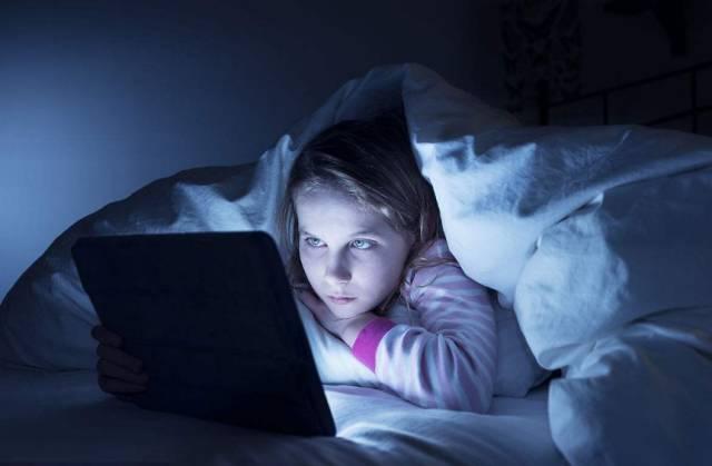 孩子熬夜打游戏家长应该怎么办_熬夜小孩玩打手机好游戏吗_小孩玩手机熬夜打游戏好吗