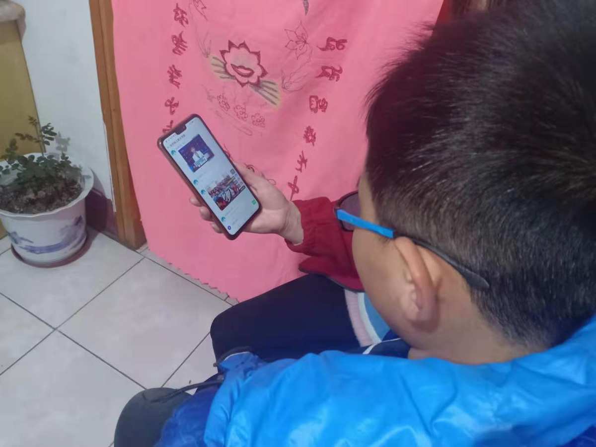 视频小孩手机游戏大全_小孩玩手机游戏的视频_小孩手机游戏视频