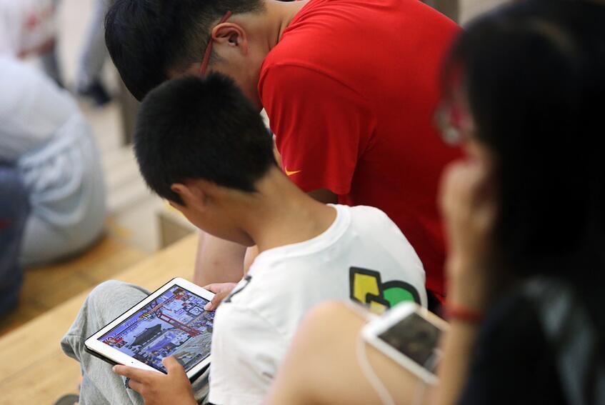 送给孩子玩游戏的手机-玩转手机游戏,让孩子爱不释手(图2) 送给玩手机游戏孩子的一封信_送给孩子玩游戏的手机_给爱玩手机游戏的孩子一封信