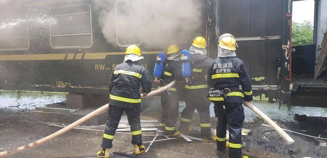 火车消防车视频_消防车火车游戏手机版_消防火车的视频