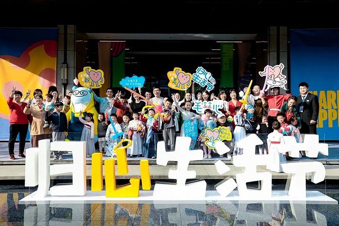 卡通小朋友玩游戏图片_卡通孩子游戏图片_小孩玩游戏手机的图片卡通