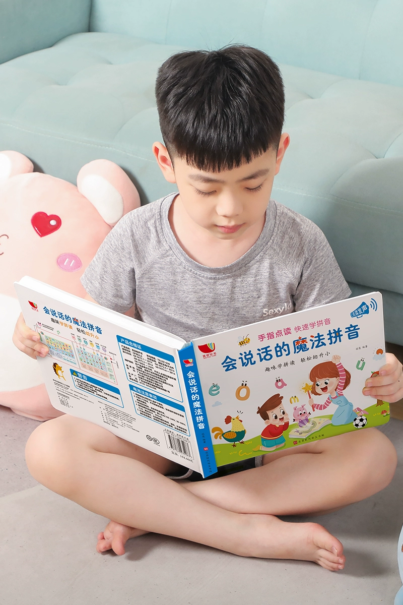 卡通孩子游戏图片_卡通小朋友玩游戏图片_小孩玩游戏手机的图片卡通