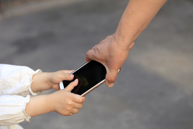 用网络玩手机玩游戏的危害-玩游戏沉迷,生活乐趣全失!网络游戏带来的危害揭秘(图2) 玩危害网络手机游戏用英语翻译_玩手机游戏危害有哪些_用网络玩手机玩游戏的危害