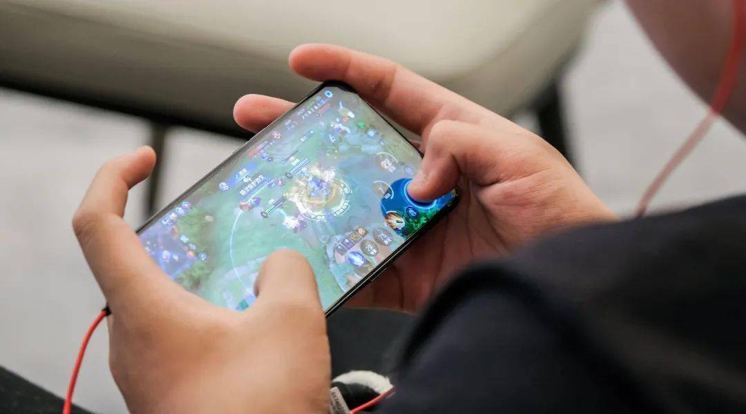 一直打游戏会超频吗手机-手机超频!年轻人沉迷游戏,温度飙升无法自拔(图3) 超频打手机游戏会掉帧吗_超频打游戏会怎么样_一直打游戏会超频吗手机