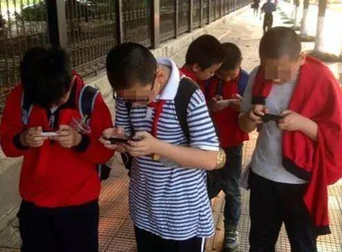 同学们玩游戏的作文_同学们玩手机的游戏作文_同学玩手机的作文
