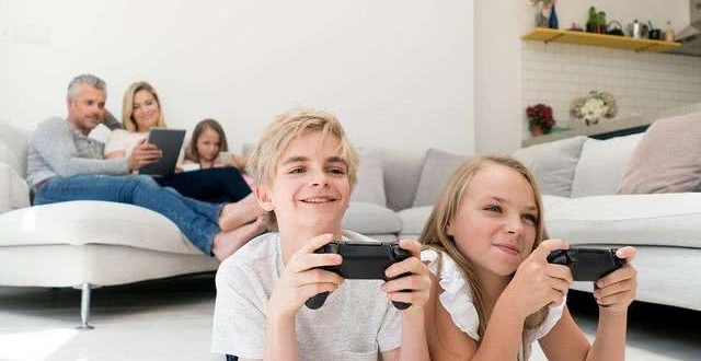 孩子手机游戏_熊孩子安装手机游戏_熊孩子游戏充钱
