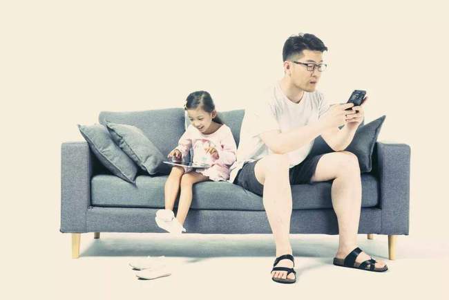 小孩如何不沉迷手机玩游戏_沉迷小孩玩手机游戏怎么办_孩子沉迷手机游戏