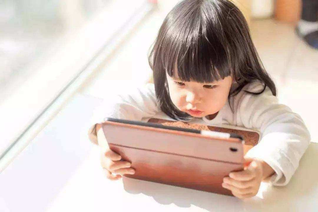小孩如何不沉迷手机玩游戏_孩子沉迷手机游戏_沉迷小孩玩手机游戏怎么办