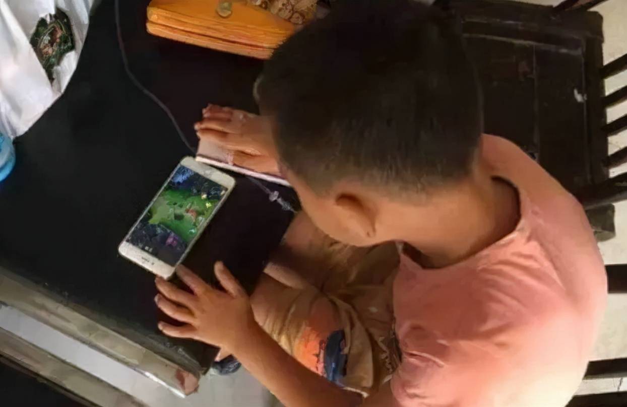 痴迷小孩手机游戏怎么办_小孩痴迷手机游戏_孩子痴迷手机游戏