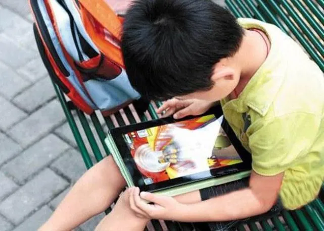 痴迷小孩手机游戏怎么办_孩子痴迷手机游戏_小孩痴迷手机游戏