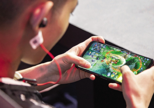 吞食天地的手机单机游戏-地铁上的手机游戏,成为无敌英雄(图2) 天地吞食完全版_吞食天地的手机单机游戏_单机天地吞食手机游戏怎么玩