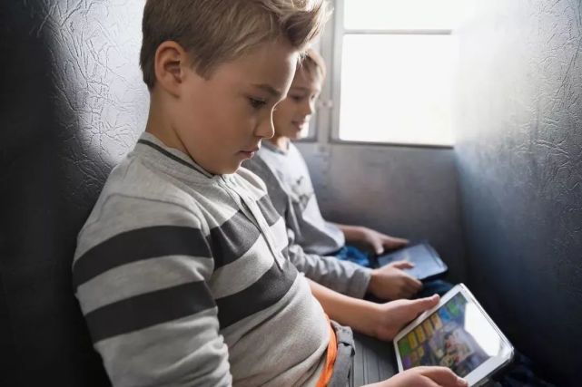 总手机打游戏_打手机游戏挣钱_打手机游戏对身体的危害性