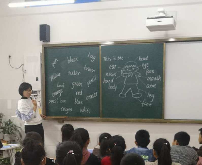 同学们上课玩手机游戏英语-别再玩手机了!教师教你三招让英语课变得超吸引人(图2) 在课上玩手机英语_同学们上课玩手机游戏英语_上课玩手机英文翻译