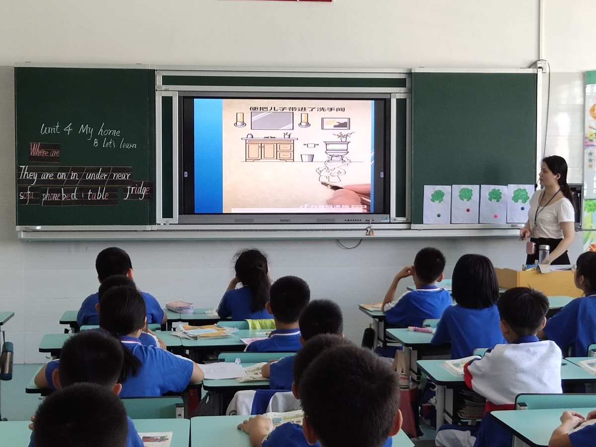 同学们上课玩手机游戏英语-别再玩手机了!教师教你三招让英语课变得超吸引人(图5) 上课玩手机英文翻译_在课上玩手机英语_同学们上课玩手机游戏英语