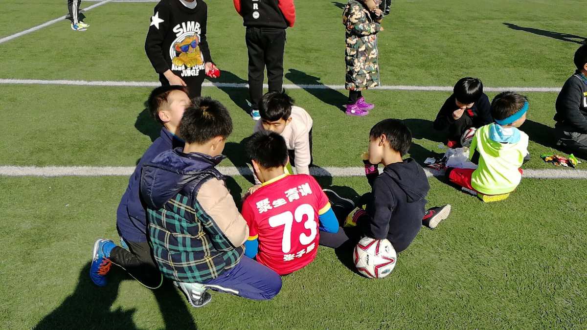 踢球游戏手机教程-手机踢球游戏必备教程,畅享足球乐趣(图2) 手机踢球足球游戏_踢球游戏手机教程_踢球教程手机游戏大全