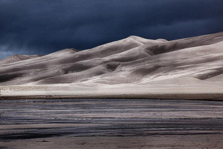 沙海漂流人-黄沙之美:沙漠探险记(图3) 沙海漂流人评价_沙海飘流人_沙海漂流人
