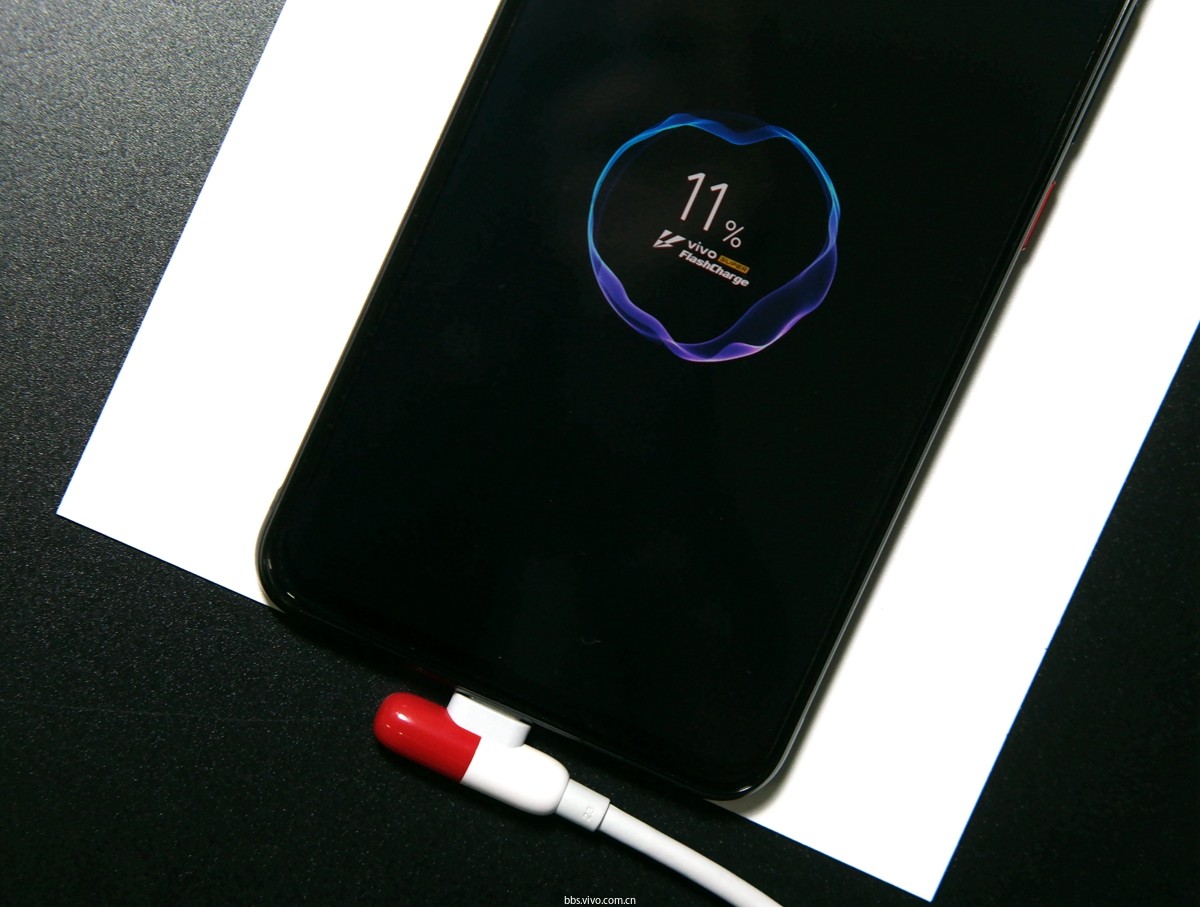 游戏手机背部充电-续航神器!游戏手机终于迎来福音,背部充电改变玩家生活(图1) 背部充电的手机_可以背后充电的手机_游戏手机背部充电