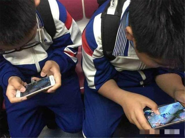 小孩玩手机游戏成瘾咋治疗-小孩玩手机游戏成瘾,治疗秘籍大揭秘(图1) 孩子手机游戏成瘾怎么办_小孩玩手机游戏成瘾咋治疗_孩子玩游戏成瘾
