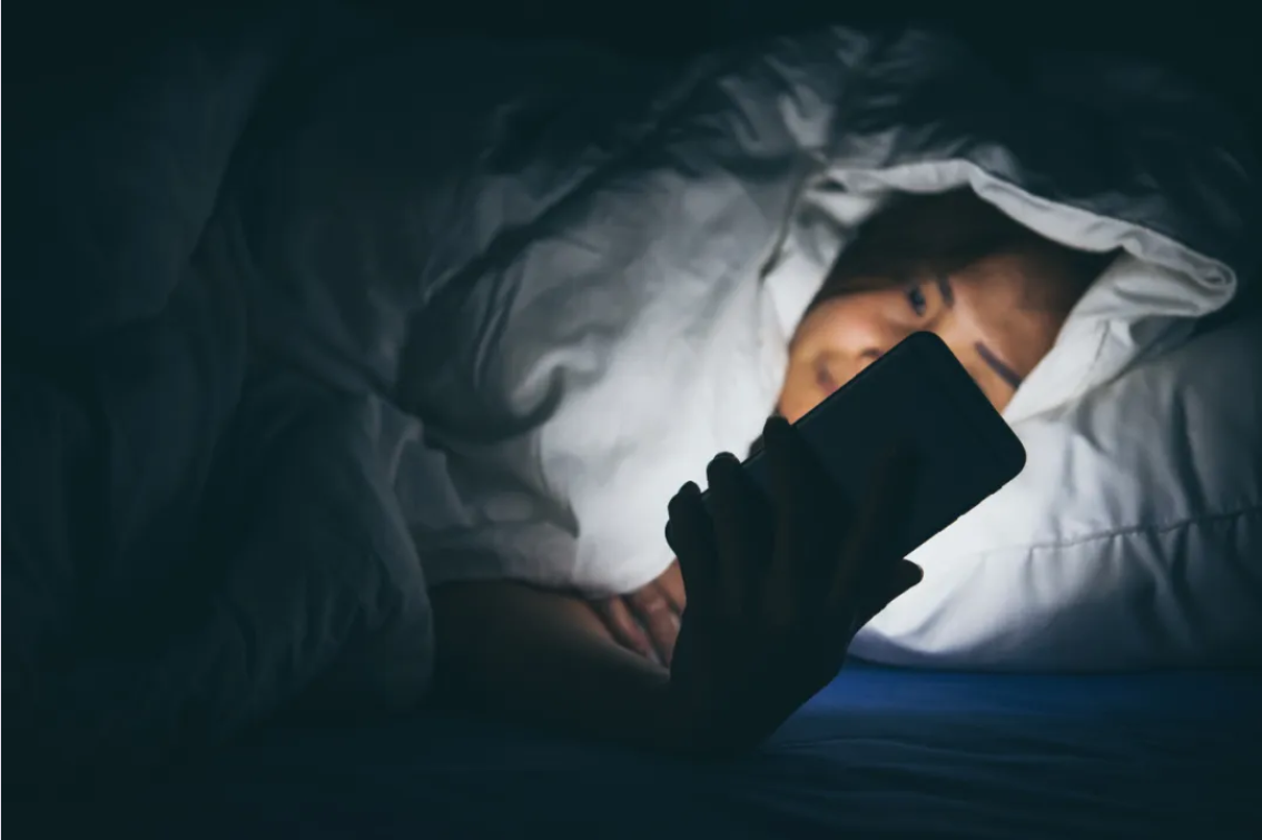 晚上可以玩手机游戏吗男生_男生通宵打游戏_男生打游戏手机