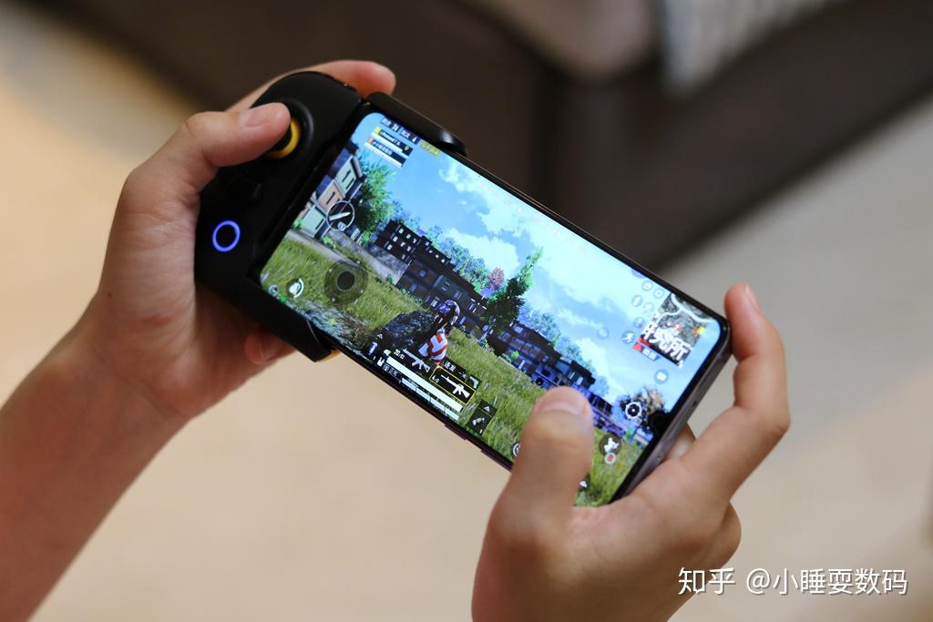 手机拿玩游戏会卡吗_手机玩游戏_玩手机游戏怎么拿手机