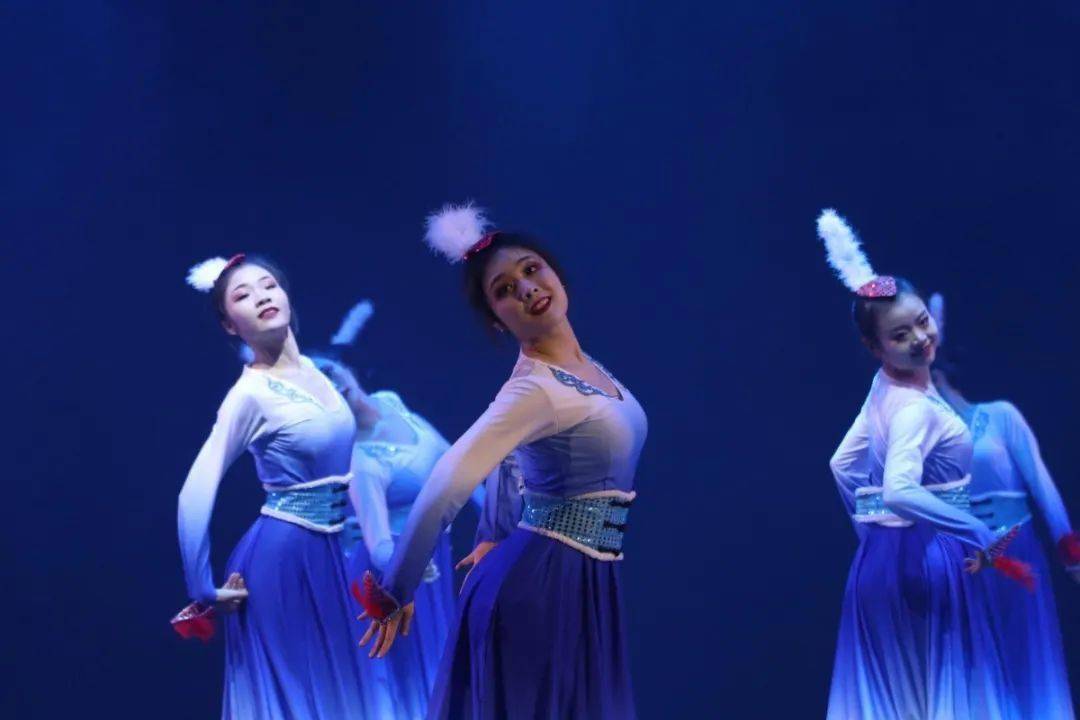 一起跳舞的手机游戏叫什么_跳起舞是什么歌_起跳舞叫手机游戏怎么玩