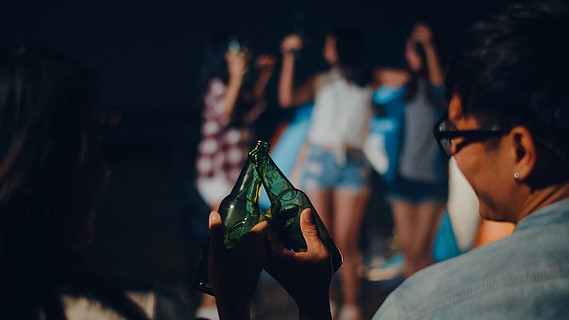 游戏喝酒手机壁纸_壁纸酒_壁纸喝酒流泪的图