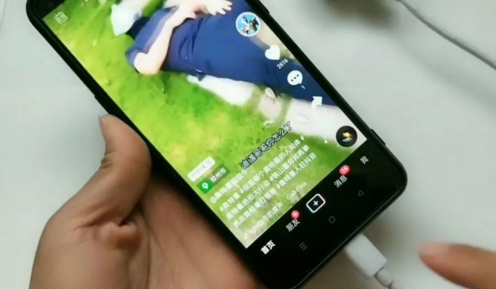 手机充电打游戏爆炸视频_玩游戏边充电手机会爆炸吗_充电玩游戏爆炸事件