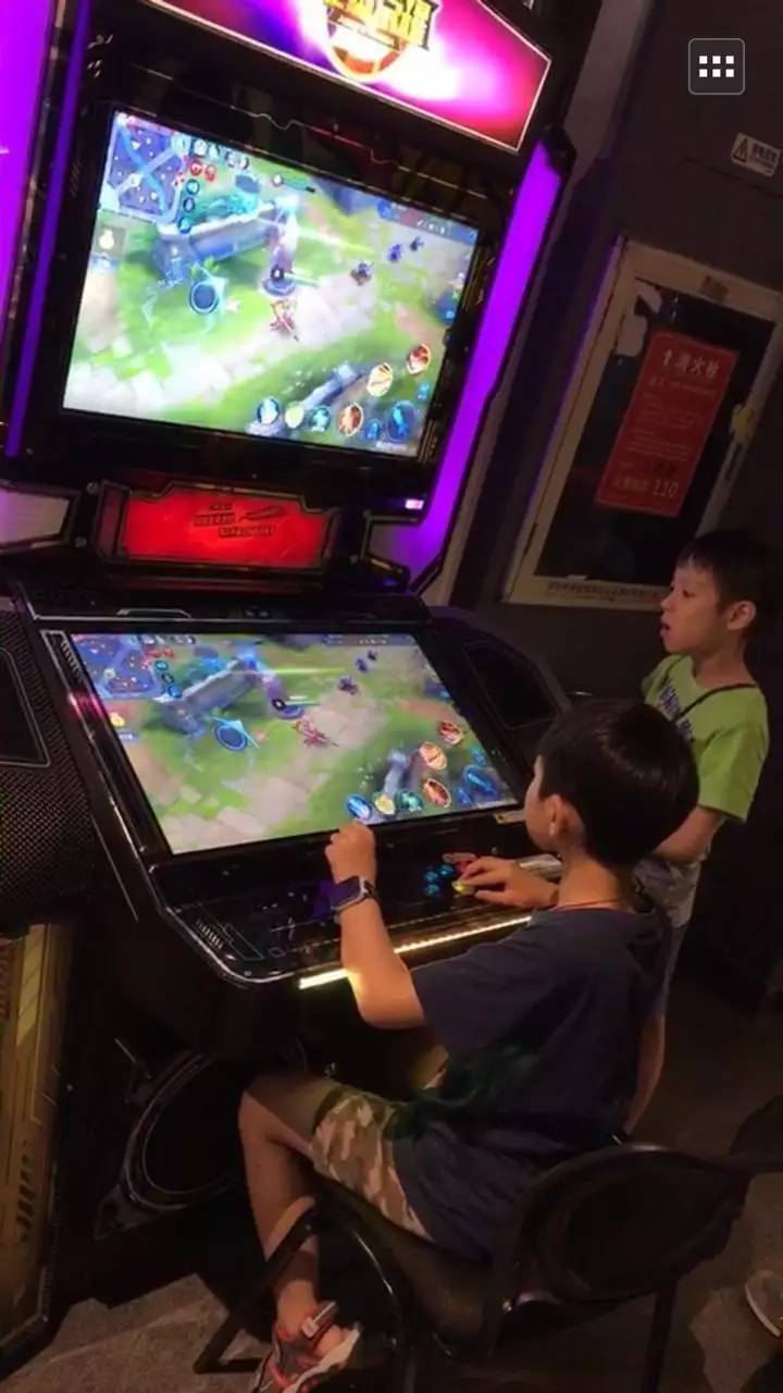 拍照双人游戏_双手拍照手机游戏_双手拿手机拍照