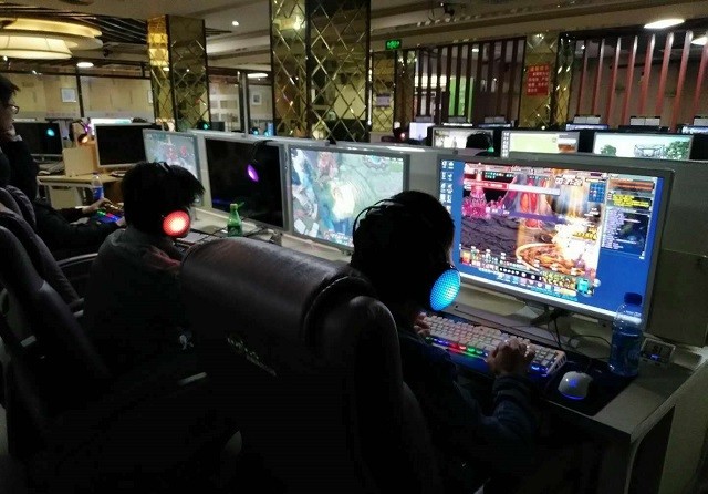 在网吧玩手机游戏_网吧沉迷手机游戏_沉迷游戏网吧吃住