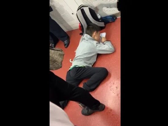 小伙玩手机游戏被骂哭_骂小伙哭玩手机游戏的句子_骂玩游戏的人