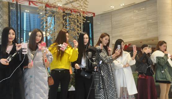 怎么看自己关注主播多久了-探秘热门主播:如何从一次直播走进我的生活(图1) 关注页面看直播主播会知道吗_主播关注你_怎么看自己关注主播多久了