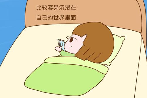 小学生玩手机的照片_小学生在手机上玩游戏图片_小学生玩手机游戏的图片