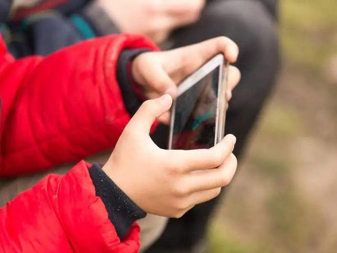 小孩入迷手机游戏怎么办_孩子玩手机入迷_小孩在家玩手机游戏入迷