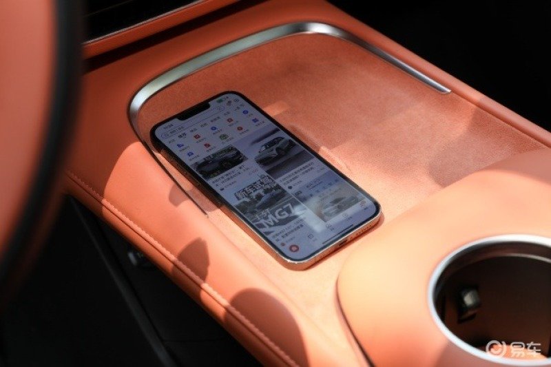 游戏手机后背灯_后面可以发光的游戏手机_后背带灯的手机