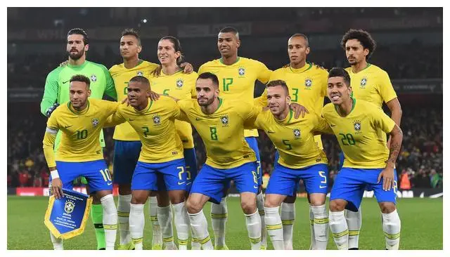 足球运动员模拟手机游戏-打造你的梦之阵容,挑战足球巨星(图1) 模拟足球球员的手游_足球运动员模拟手机游戏_可以模拟球员生涯的足球游戏