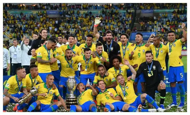 足球运动员模拟手机游戏-打造你的梦之阵容,挑战足球巨星(图3) 足球运动员模拟手机游戏_模拟足球球员的手游_可以模拟球员生涯的足球游戏