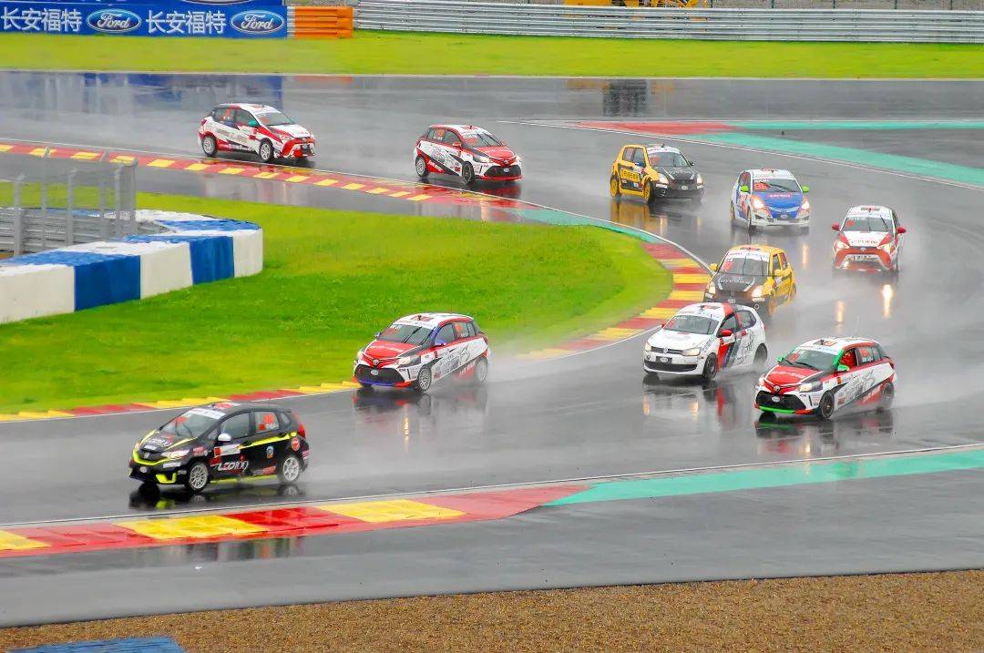 塞巴斯蒂安·维特尔:赛车界的彗星,红牛时代的传奇之路(图4) 塞巴斯蒂安·维特尔_塞巴斯蒂安维特尔_塞巴斯蒂安特尔菲尔