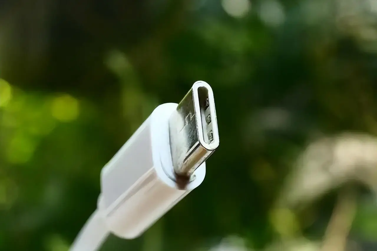 苹果数据线一会儿能充一会儿不能充-解决苹果数据线断断续续充电问题的实用技巧和建议(图4) ios充电线是什么意思_ios充电线_苹果数据线一会儿能充一会儿不能充