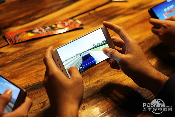 小朋友每天玩手机游戏-手机游戏沉迷:威胁孩子成长的隐患与解决之道(图1) 朋友喜欢打游戏_和朋友玩手游_小朋友每天玩手机游戏