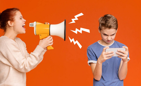 小朋友每天玩手机游戏-手机游戏沉迷:威胁孩子成长的隐患与解决之道(图2) 和朋友玩手游_朋友喜欢打游戏_小朋友每天玩手机游戏