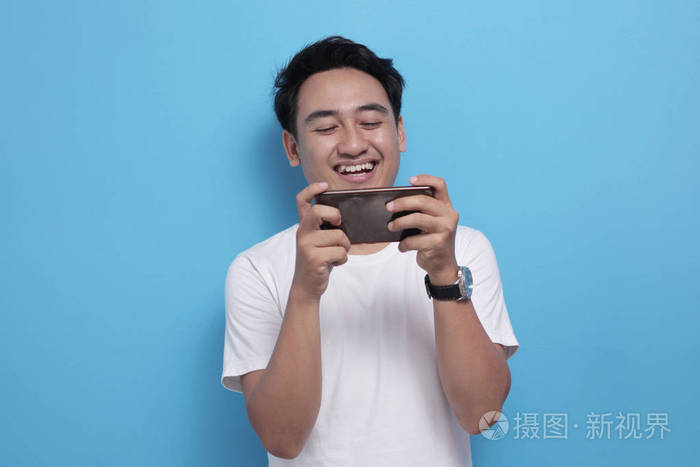 学生玩电脑手机打游戏好吗-现代科技带来便利,但学生沉迷游戏或影响学习和身心健康(图1) 用电脑玩手游的人该死_学生玩电脑手机打游戏好吗_玩电脑打手机好游戏学生能玩吗