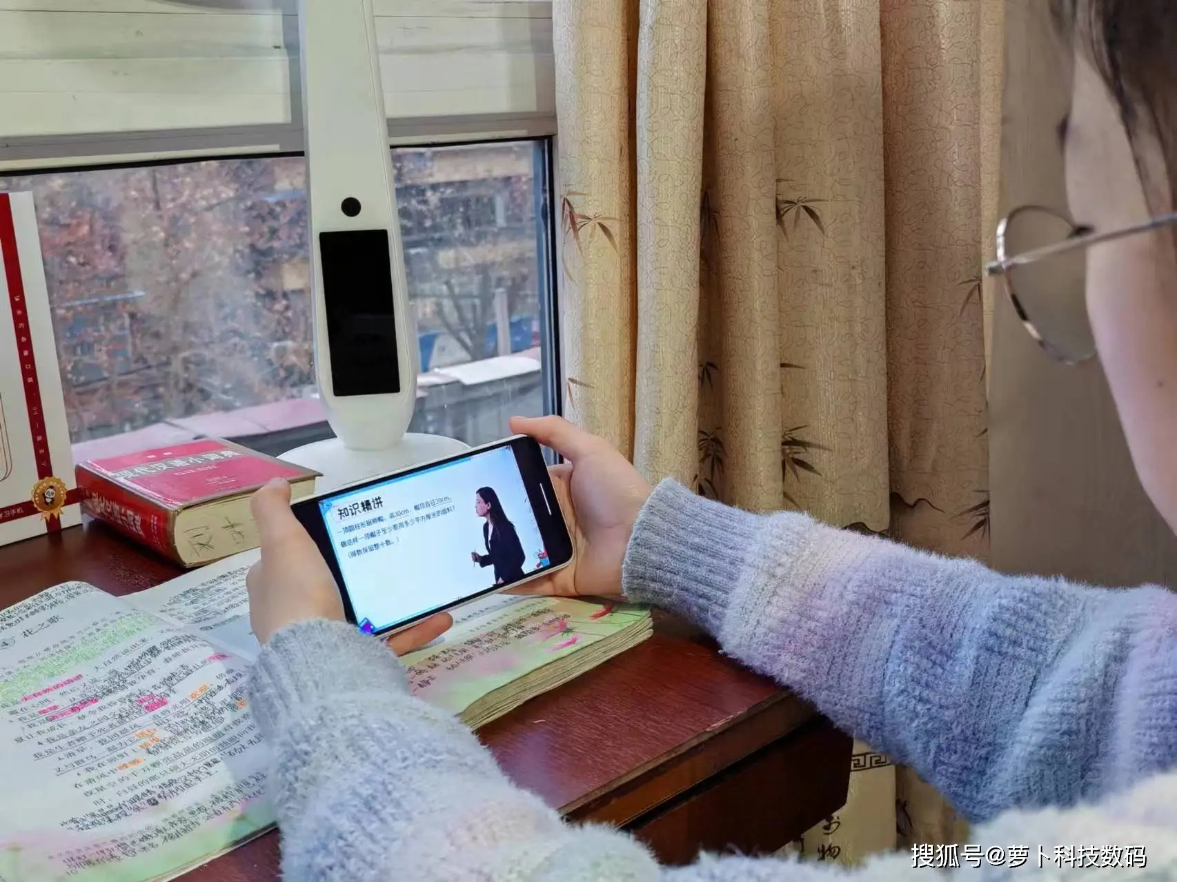 玩手机游戏吸引孩子吗-手机游戏:重塑亲子关系的奇妙桥梁,让互动更密切、沟通更顺畅(图1) 玩手机游戏吸引孩子吗_吸引玩手机游戏孩子怎么办_爱玩手机游戏的孩子