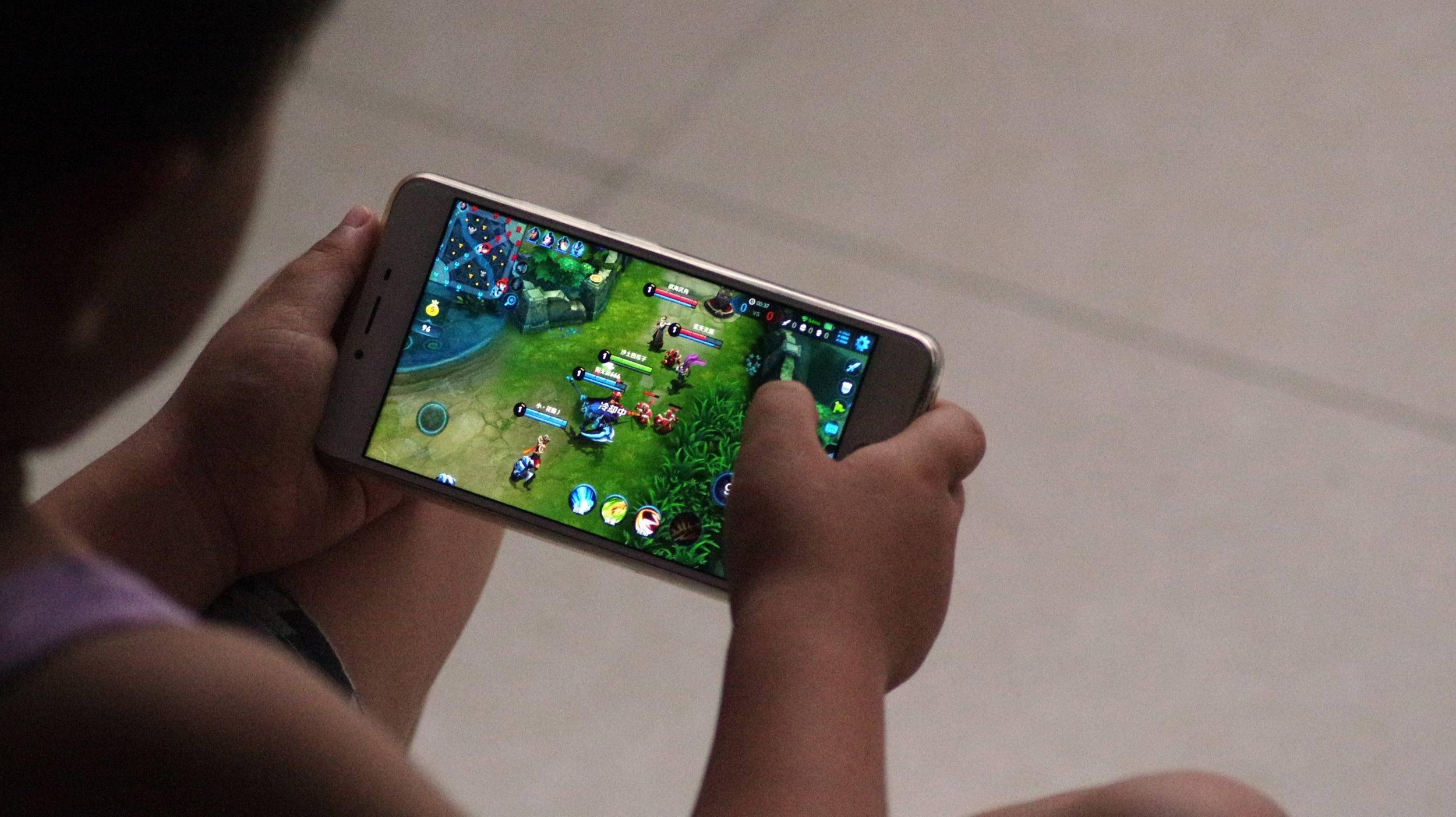 小孩适合玩手机游戏吗_小孩适合玩手机游戏_小孩适合玩手机游戏嘛