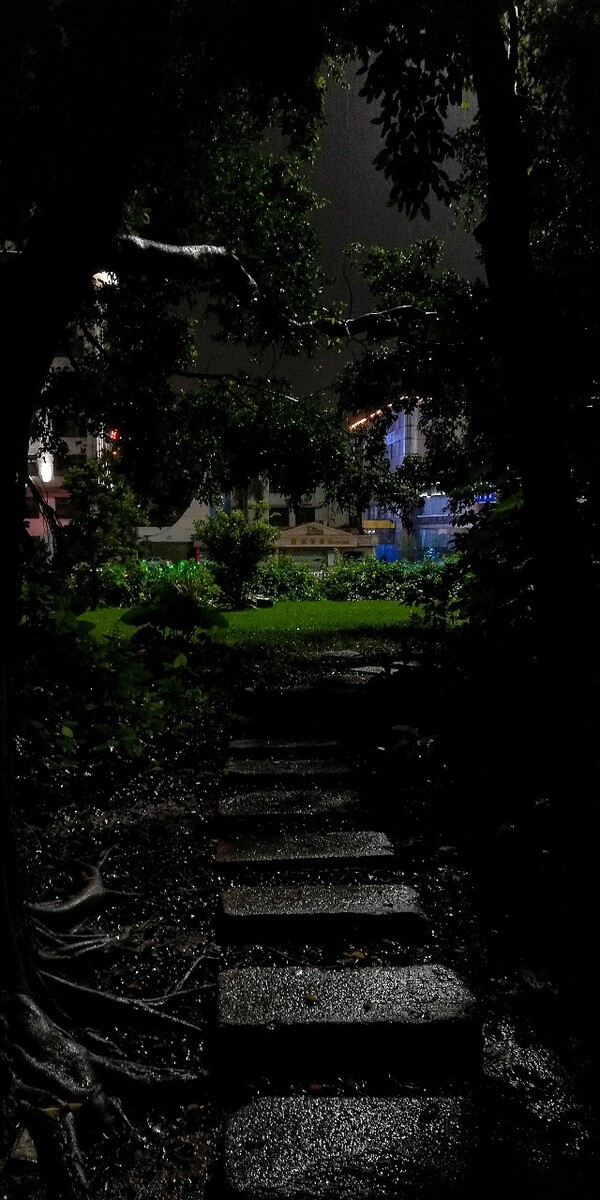 歌词雨下整夜_雨下一整晚歌词_雨下整夜eieiei什么歌
