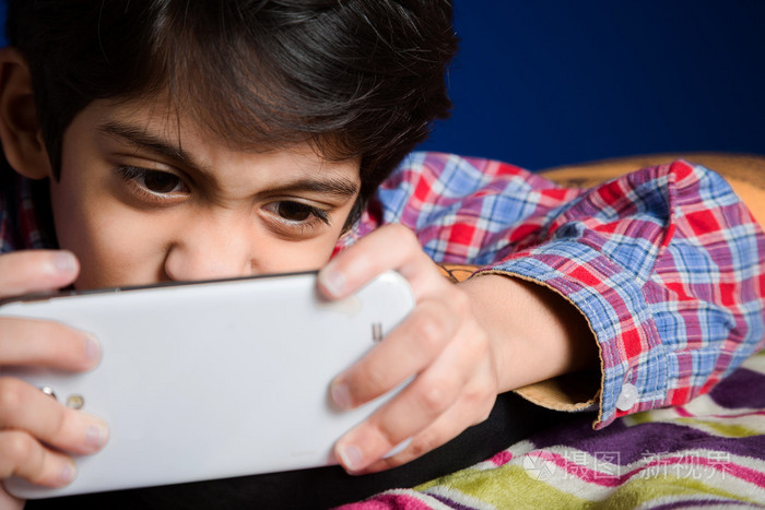 五岁小孩儿玩的手机游戏-手机游戏改变童年:五岁宝宝的新成长体验(图2) 五岁小孩儿玩的手机游戏_小孩儿玩手机游戏案例分析_小孩儿玩手机游戏视频