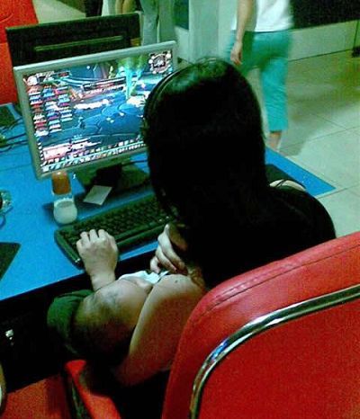 婴儿可以玩手机游戏吗一岁-宝宝一岁适合玩手机游戏吗?年轻父母的困惑与思考(图1) 婴儿可以玩手机游戏吗一岁_宝宝玩手机游戏好吗_婴儿玩手机游戏可以用手机吗