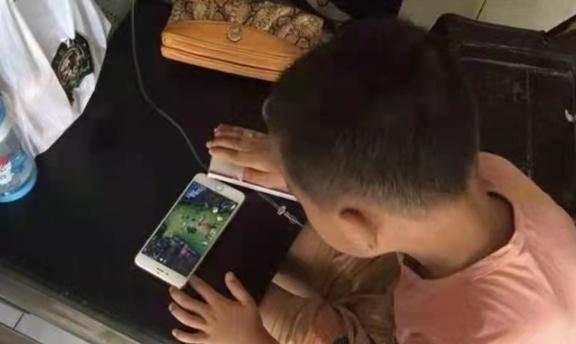 婴儿可以玩手机游戏吗一岁-宝宝一岁适合玩手机游戏吗?年轻父母的困惑与思考(图4) 宝宝玩手机游戏好吗_婴儿玩手机游戏可以用手机吗_婴儿可以玩手机游戏吗一岁