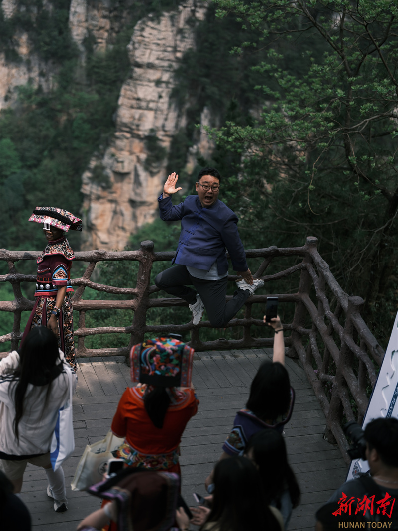 海报地球素材_地球日海报_海报地球绘画