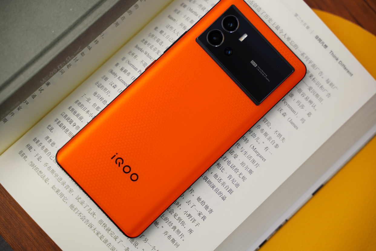 玩游戏什么手机适合-游戏爱好者的手机选择:屏幕与处理器性能是关键(图1) 适合玩手机游戏的手柄_适合玩手机游戏有哪些_玩游戏什么手机适合